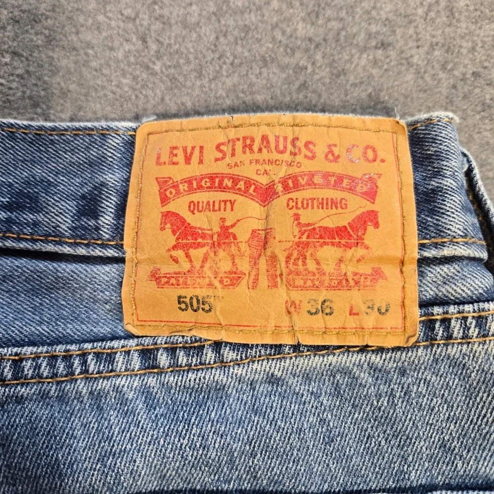 Levis 505 Regular‎ Fit Straight Leg Jeans Mens 36x30 Blue Denim  *flaw near fly